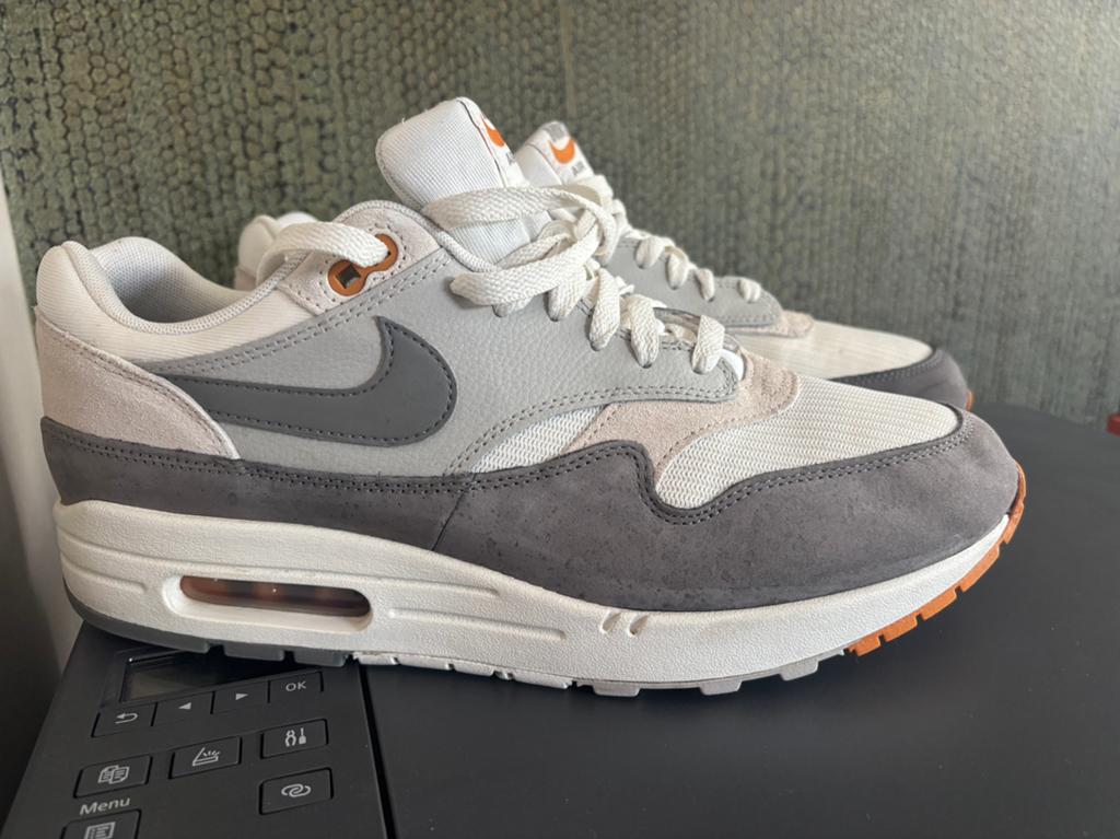 Nike Air Max 1 light iron ore flat pewter 44,5, Kleding | Heren, Schoenen, Ophalen of Verzenden, Zo goed als nieuw, Overige kleuren