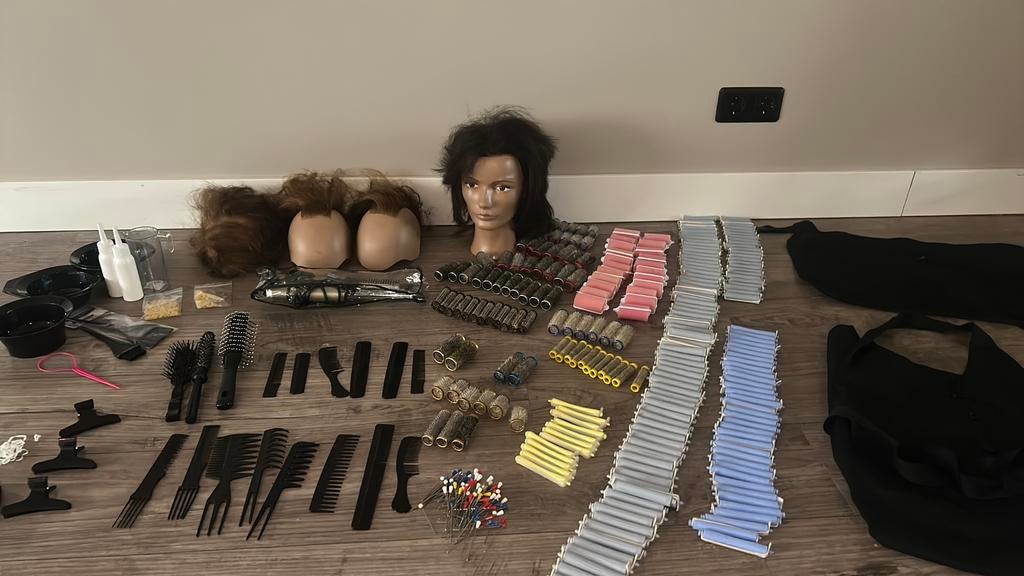 Kappers pop met vele accessoires en hoofd deksels, Hobby en Vrije tijd, Cursusmateriaal, Zo goed als nieuw, Zakelijk, Ophalen of Verzenden