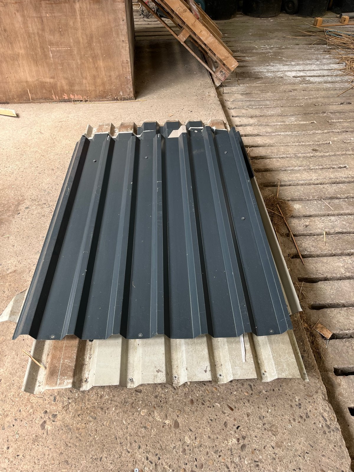 Metalen dakplaten - Grijs en Beige, Doe-het-zelf en Verbouw, Dakpannen en Dakbedekking, Gebruikt, Overige kleuren, Minder dan 5 m²