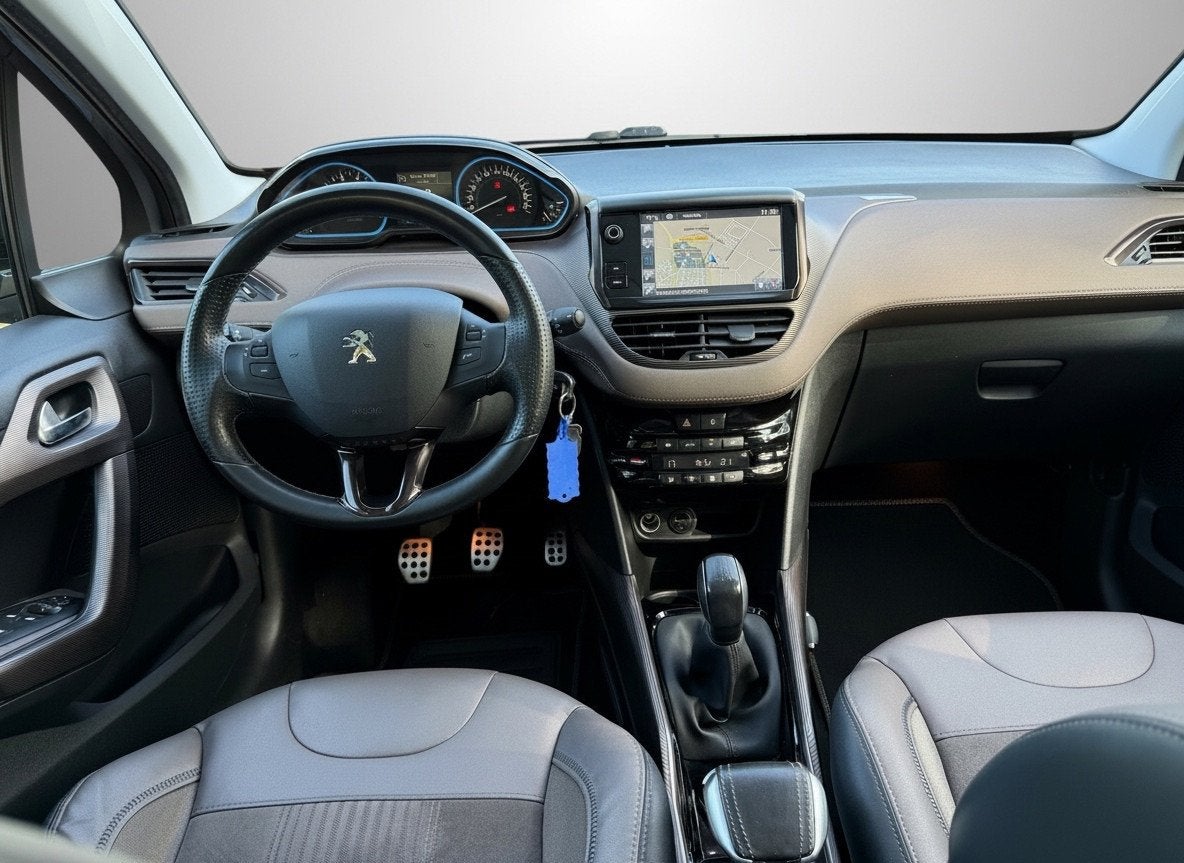 Peugeot 2008 1.2 PureTech Féline, afneembare trekhaak, pano, Auto's, Voorwielaandrijving, Dealer onderhouden, Gebruikt, 1270 kg