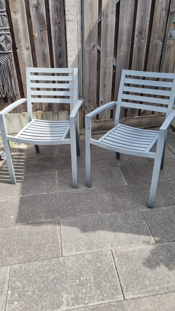 2 nette grijze tuinstoelen stapelbaar, Ophalen, Zo goed als nieuw, Kunststof, Stapelbaar