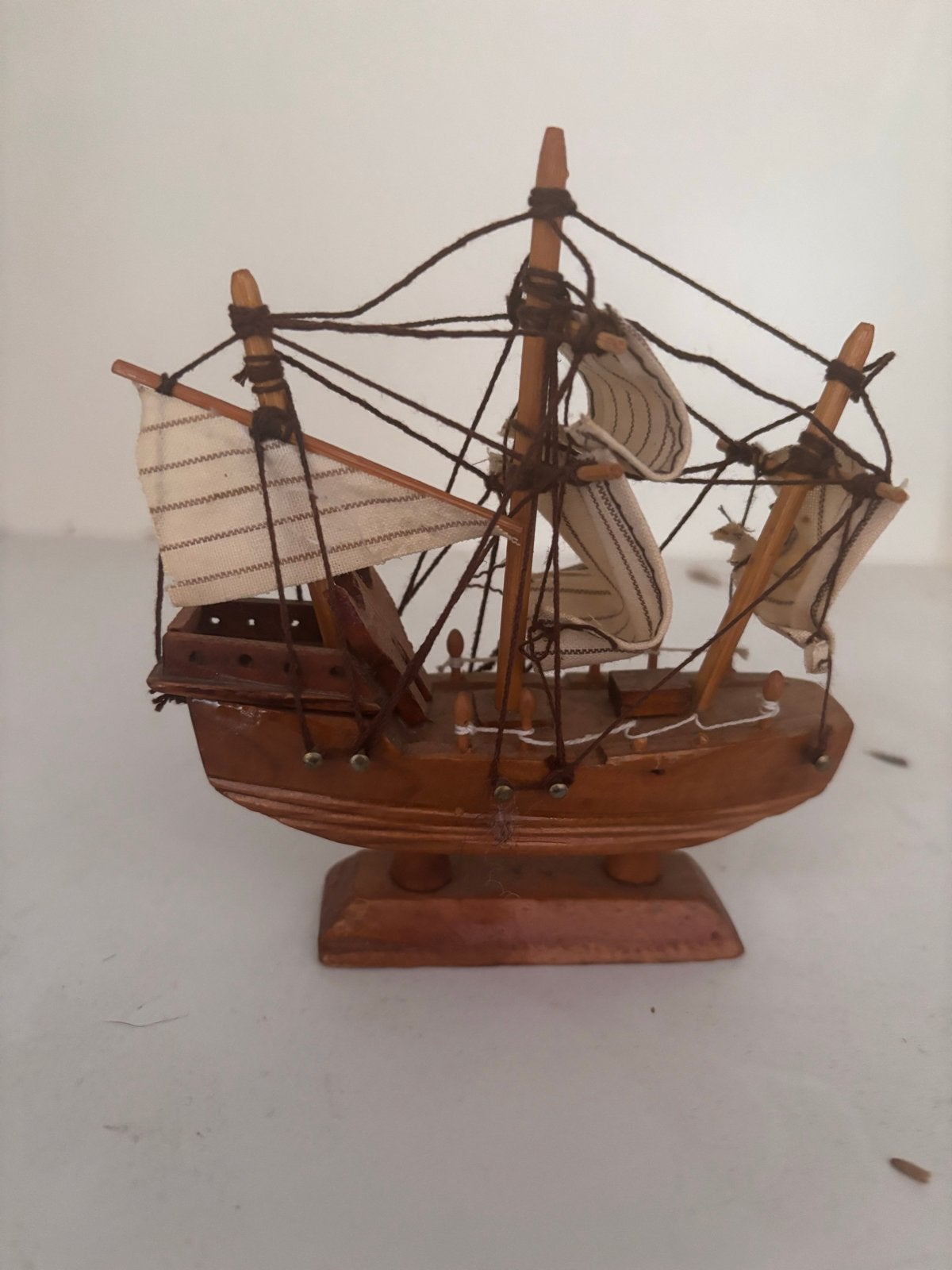 Klein houten driemaster - 15 cm decoratief scheepsmodel, Ophalen of Verzenden, Gebruikt