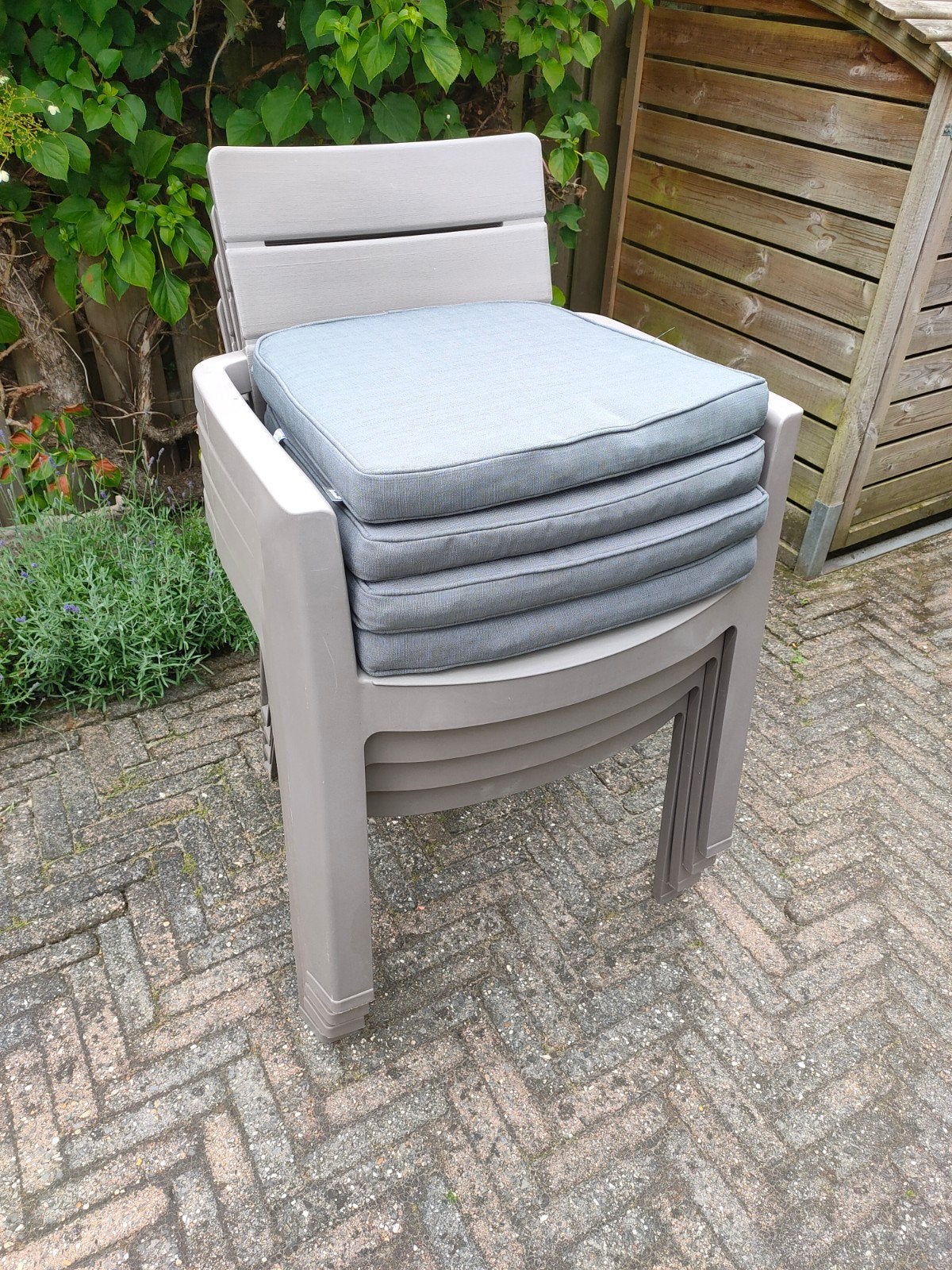 Set van 4 stapelbare tuinstoelen met kussens, Ophalen, Zo goed als nieuw, Kunststof, Stapelbaar