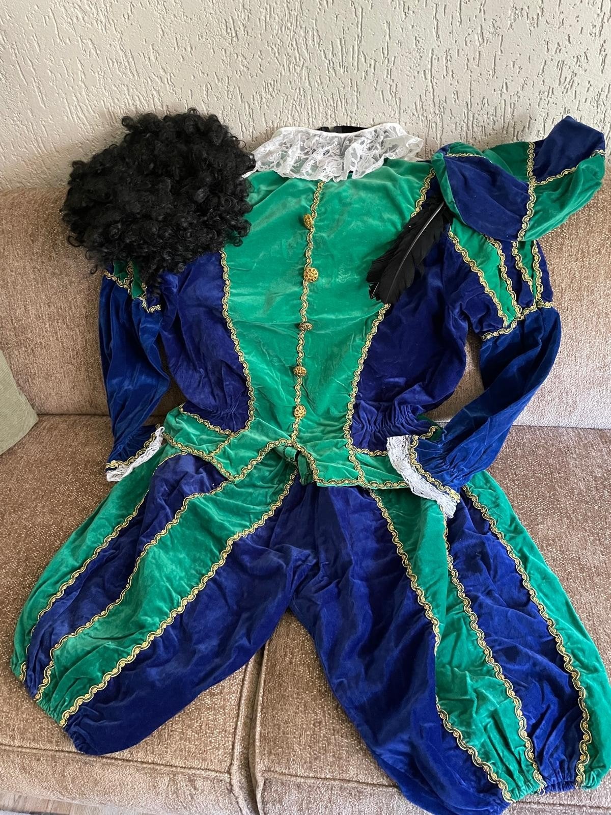 Pietenpak Blauw/Groen met Pruik en Veer, Ophalen of Verzenden, Gebruikt, Pak of Jurk