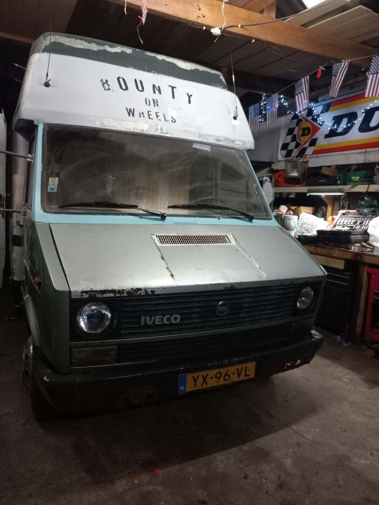 Iveco oldtimer camper 1982  95.674 km NAP  belastingvrij, Caravans en Kamperen, Buscamper of Camperbus, Bedrijf, Bestuurdersdeur