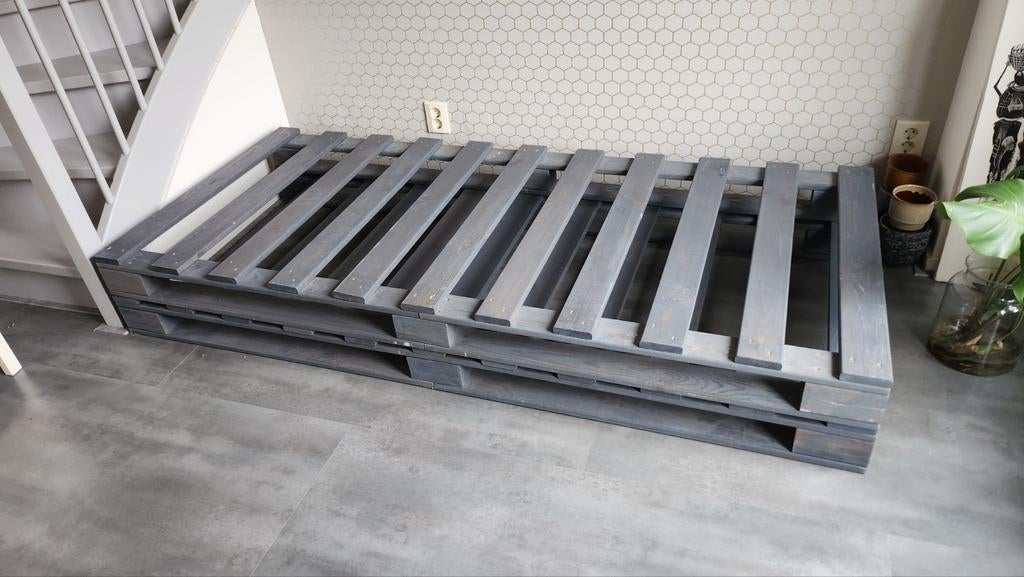 Zwart gebeitst pallet logeerbed voor kinderkamer, Gebruikt, 90 cm, Eenpersoons, Zwart