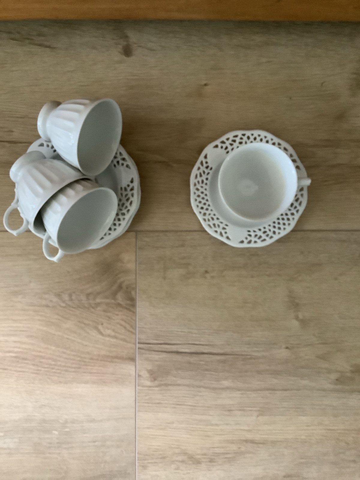 Set van 4 witte porseleinen kopjes en schotels, Klassiek, Ophalen of Verzenden, Zo goed als nieuw, Kop(pen) en/of Schotel(s)