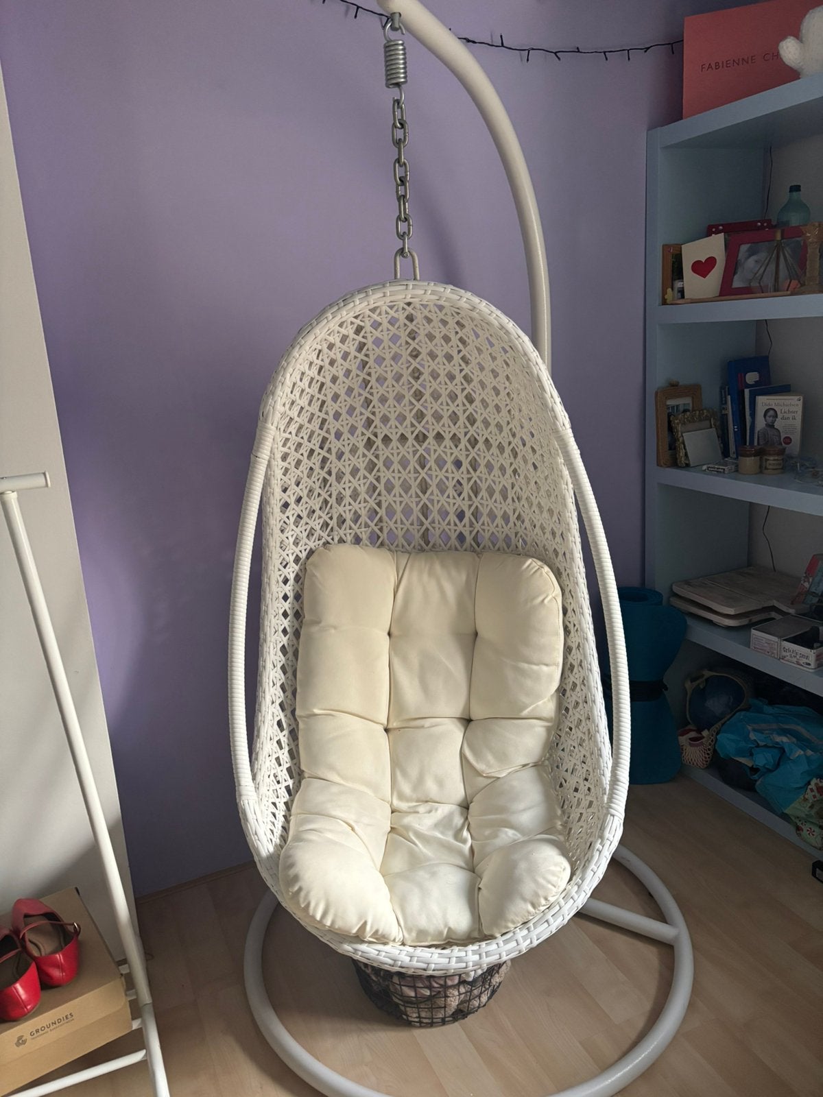 Hangstoel wit met stalen frame. 2 meter hoog, Ophalen, Kunststof, Wit, Zo goed als nieuw