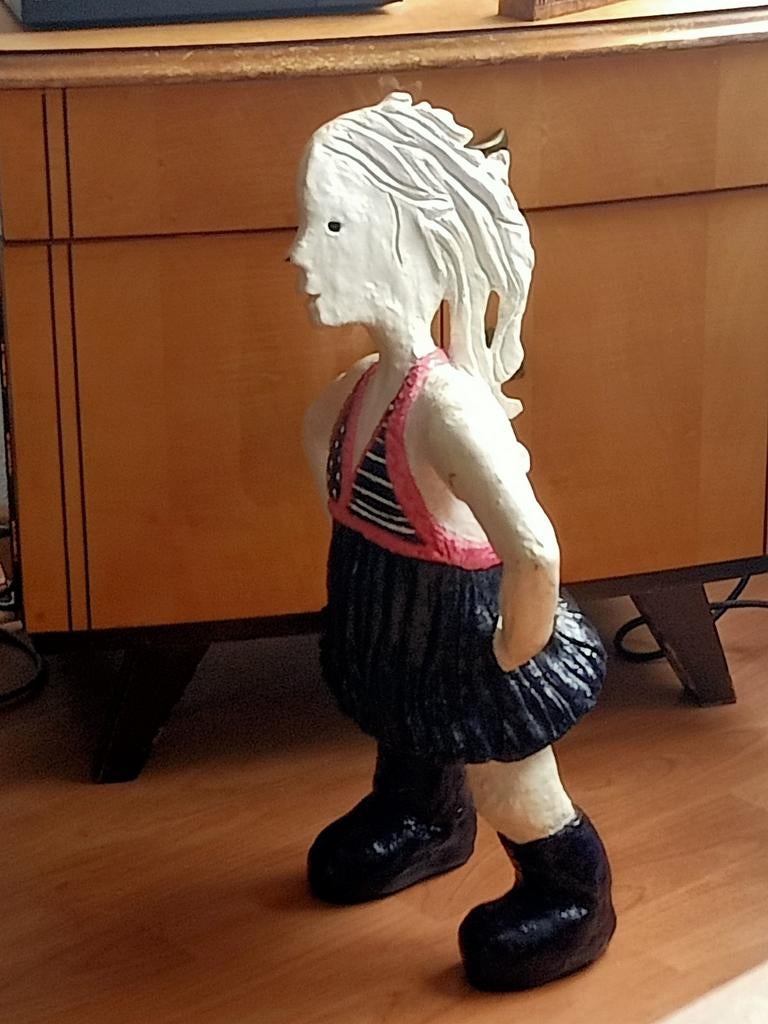 Aparte sculptuur van een stoere meid, Ophalen