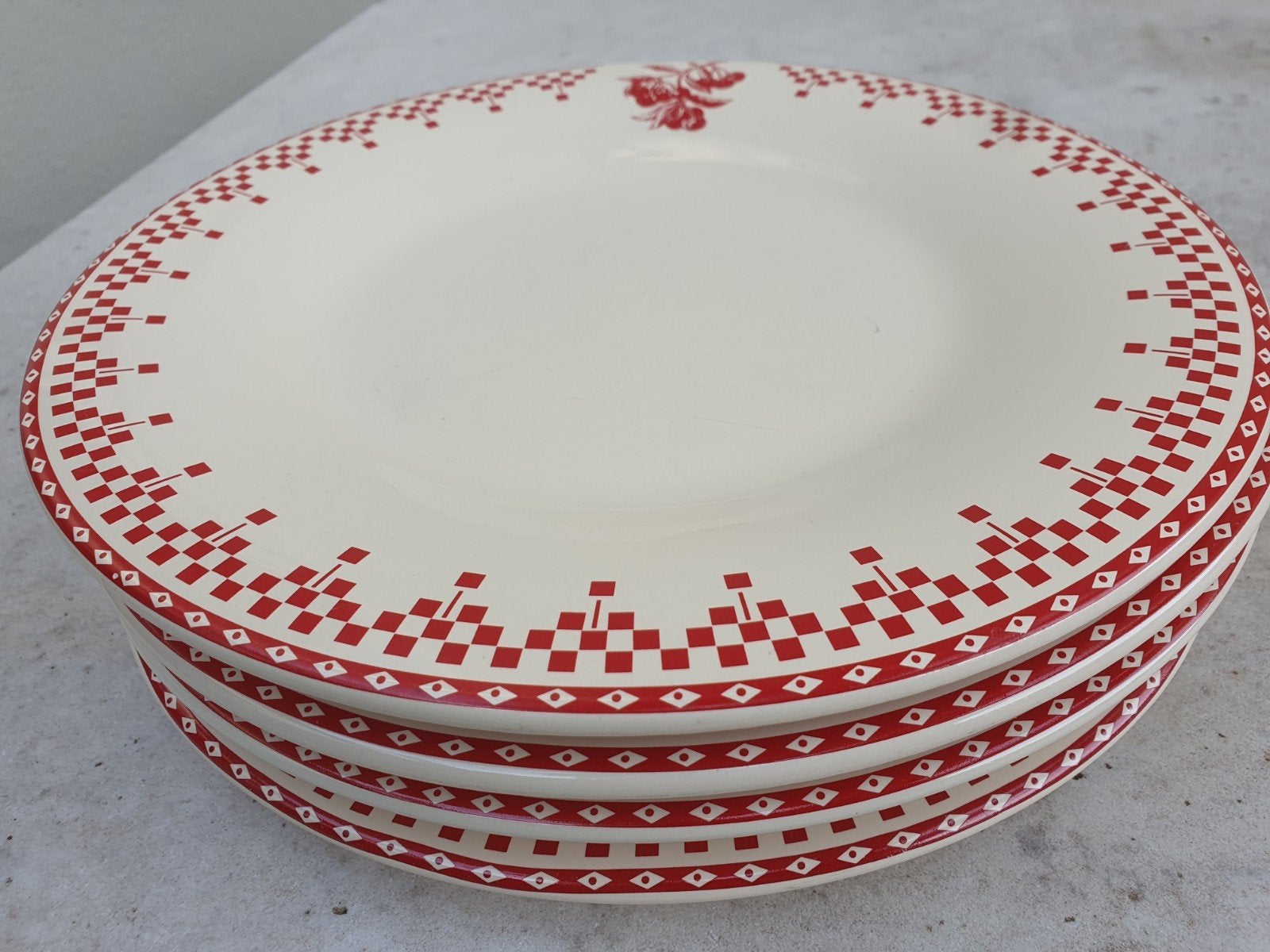 Le Comptoir De Famille, France:  Damier rouge dinerborden, Antiek en Kunst, Ophalen