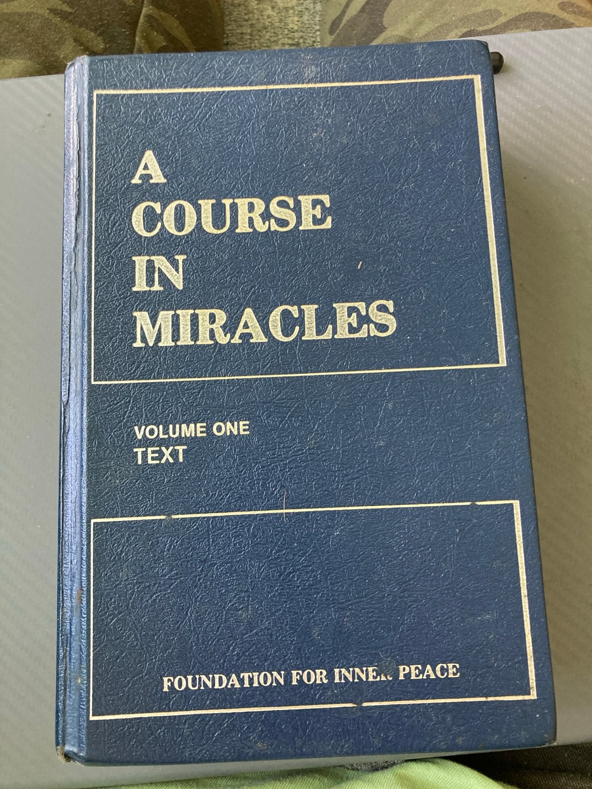 A Course in Miracles - Volume One: Text, Boeken, Ophalen of Verzenden, Zo goed als nieuw, Spiritualiteit algemeen, Achtergrond en Informatie