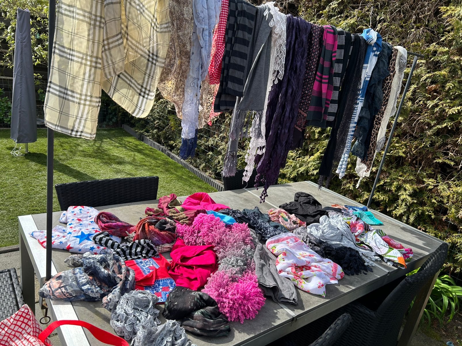45 sjaaltjes / shawls : partij in 1 koop (voor rommelmarkt?), Ophalen of Verzenden, Zo goed als nieuw