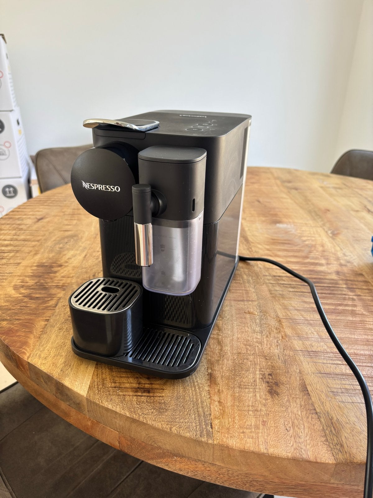 Nespresso Vertuo Lattissima koffiemachine, Ophalen, Gebruikt, Koffiemachine, Koffiepads en cups
