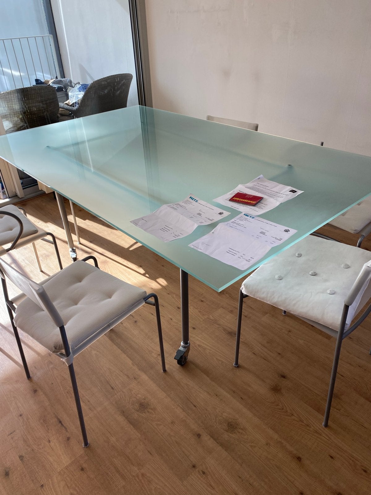 Glazen eettafel met wieltjes6 stoelen en salontafel., Ophalen, Gebruikt, 100 tot 150 cm, Design