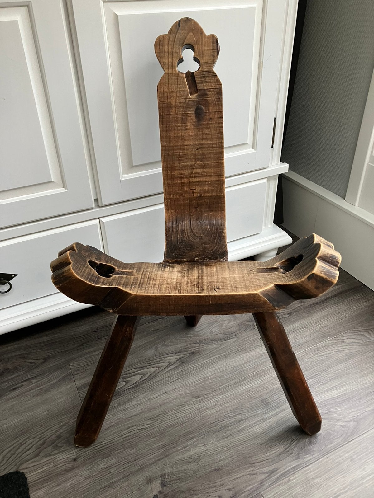 Geboortestoel brutalist spaanse stoel driepoot hout vintage, Ophalen