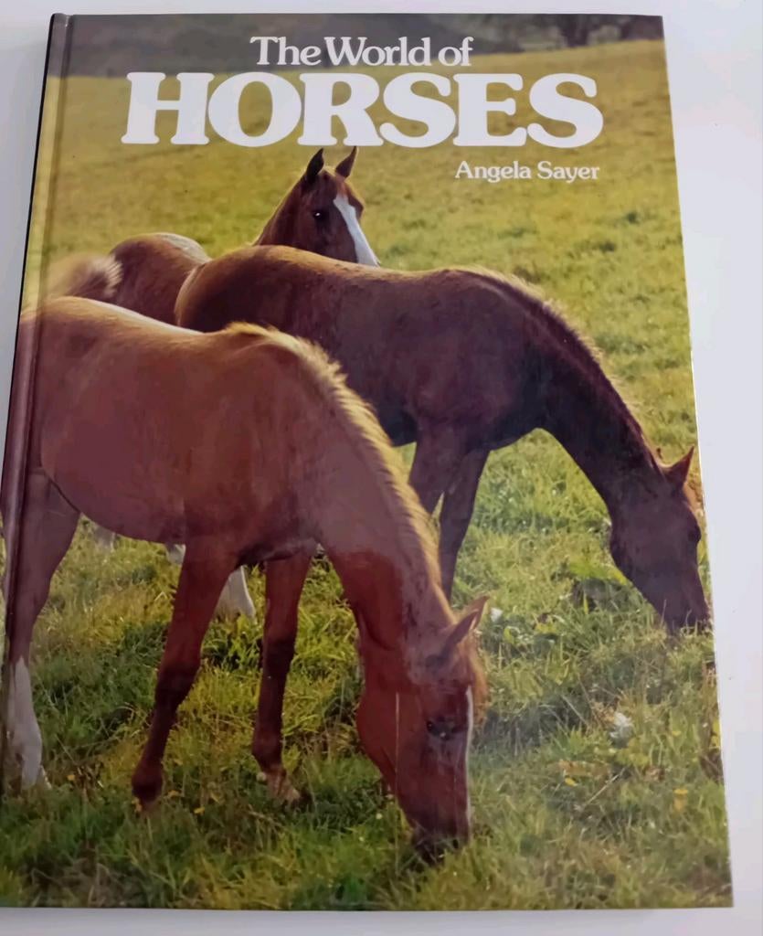 * The world of horses - Angela Sayer, Ophalen of Verzenden, Zo goed als nieuw, Paarden of Pony's