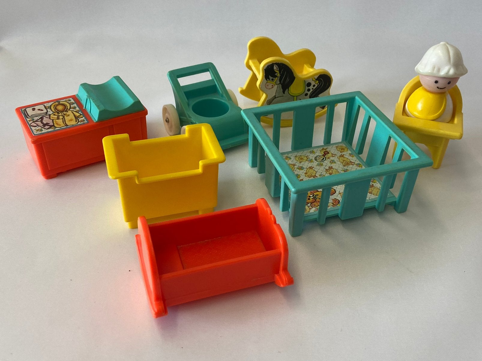 Fisher Price nursey items, losse meubeltjes en baby poppetje, Kinderen en Baby's, Speelgoed | Fisher-Price, Ophalen of Verzenden