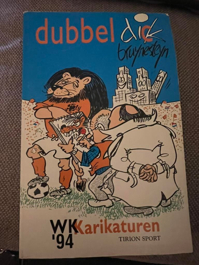 Dubbeldik WK 1994 karikaturen van Dik Bruynesteyn, Ophalen of Verzenden, Zo goed als nieuw, Balsport