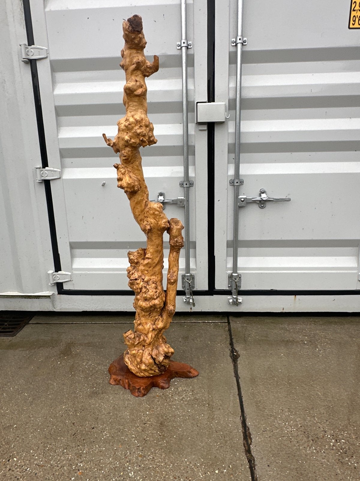 houten sculptuur op sokkel, 180 cm, voetplaat 50 cm breed, Antiek en Kunst, Kunst | Beelden en Houtsnijwerken, Ophalen, Handgemaakt