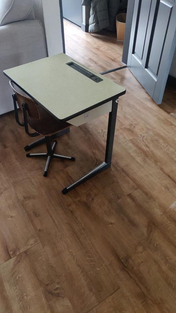 Antiek schoolbureautje, Ophalen, Gebruikt