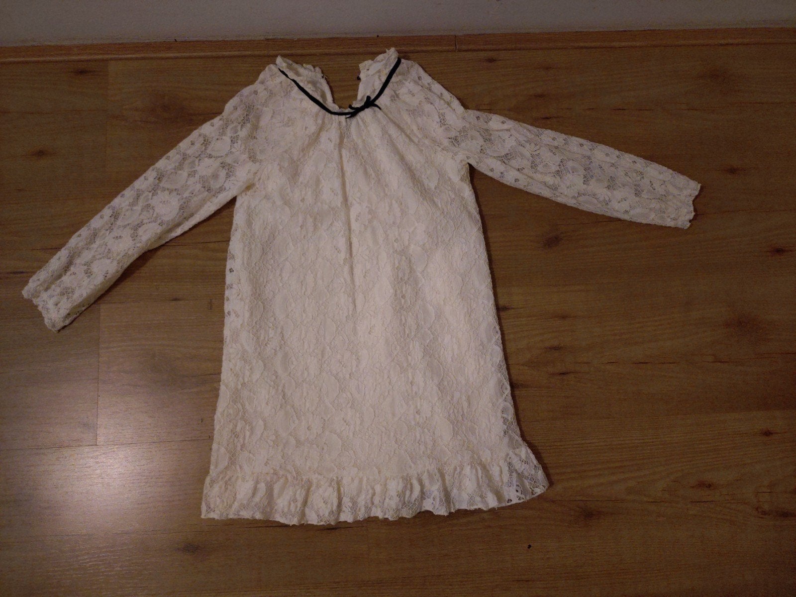 Creme lange mouwen jurkje met kant en zwarte strik bovenkant, Kinderen en Baby's, Kinderkleding | Maat 122, Ophalen, Zo goed als nieuw