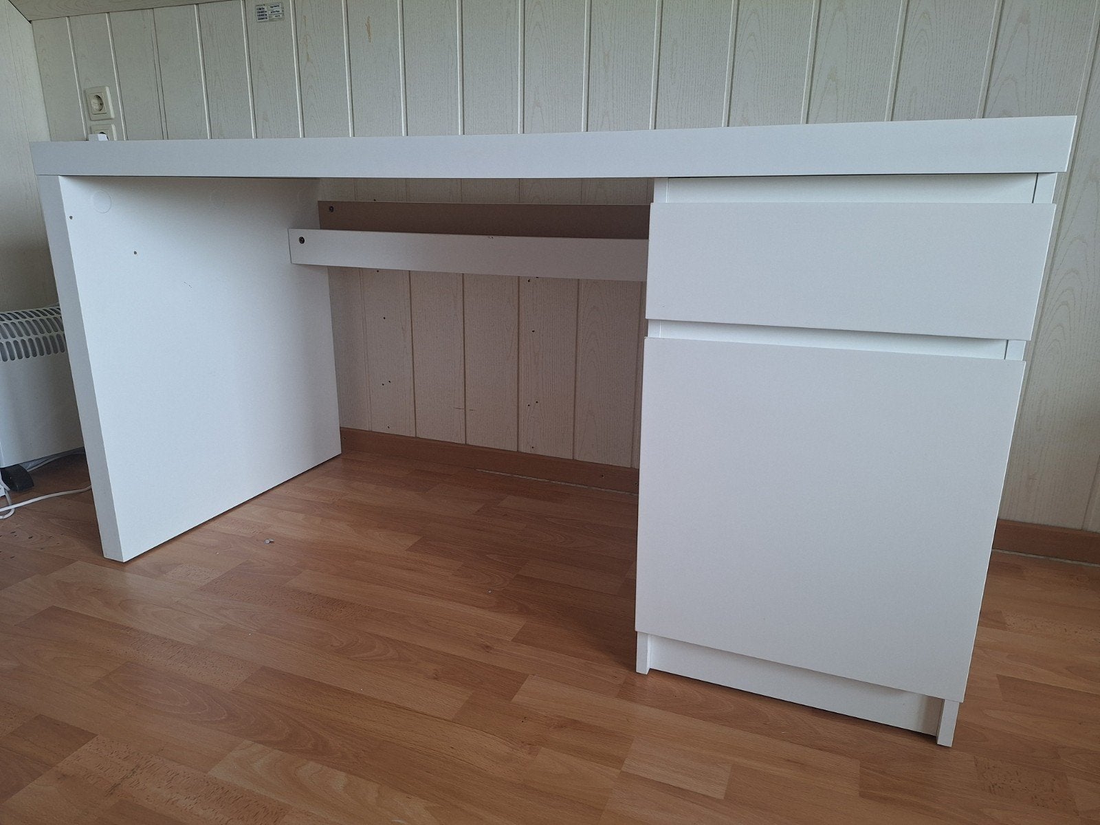 IKEA MALM Bureau wit 140x65 cm met lades, Huis en Inrichting, Bureaus, Ophalen, Met lades, Gebruikt, Spaanplaat of MDF