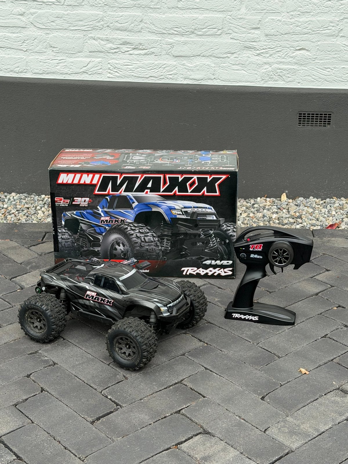 Traxxas Mini Maxx RC auto met 2 accu's - weinig gebruikt, Ophalen, Zo goed als nieuw