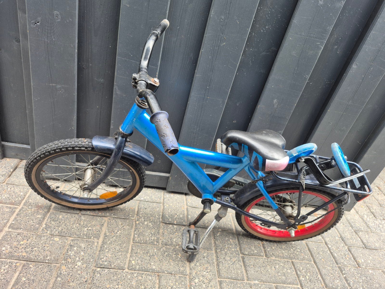 Kinderfietsje. Zijwielen zitten er los bij. Gratis!, Fietsen en Brommers, Fietsen | Jongens, Ophalen, Gebruikt, 14 inch of minder