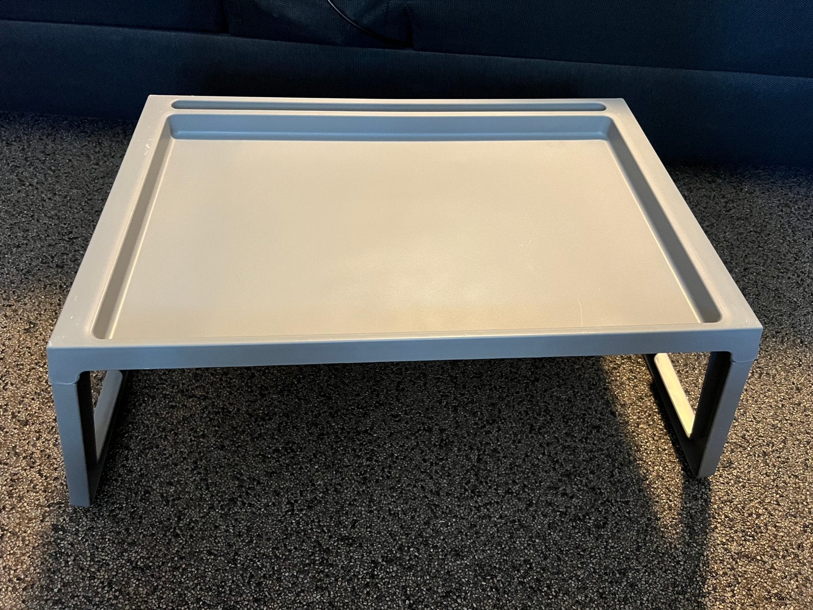 Ikea bed tafeltje / laptop tafeltje grijs, Kunststof, Gebruikt, Ophalen of Verzenden, Overige typen