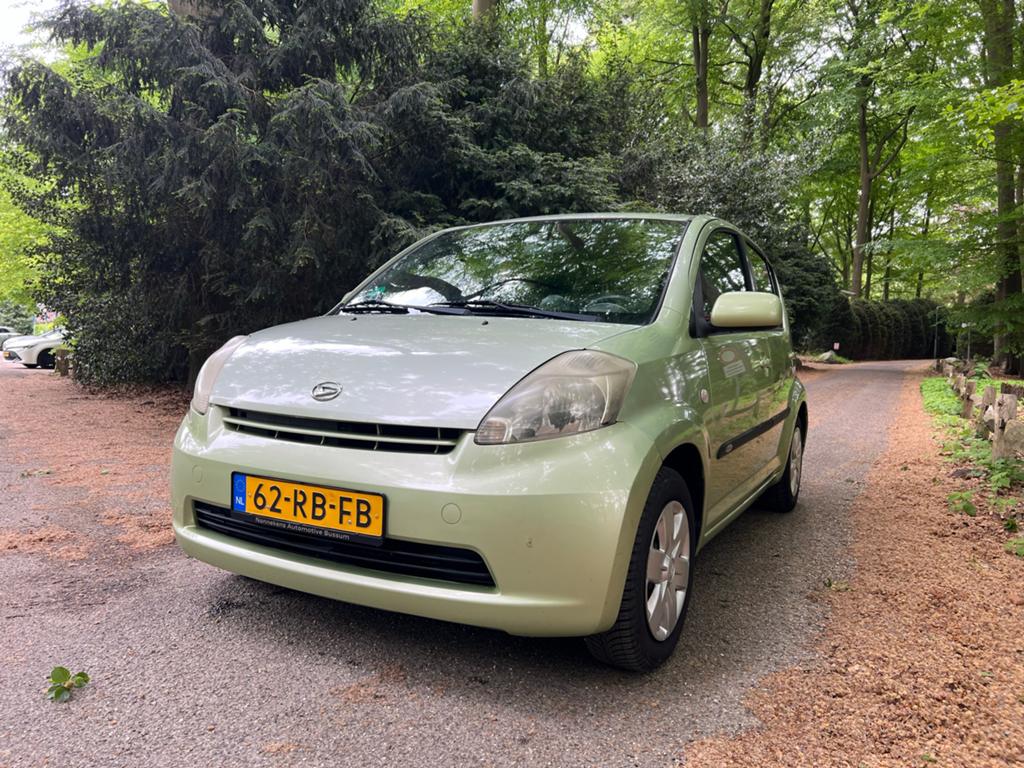 Daihatsu Sirion 1.3 (2005) — APK tot 1-12-2026!, Voorwielaandrijving, Stof, 31 €/maand, 4 cilinders