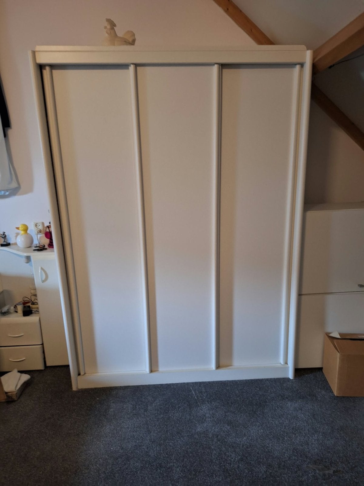 Witte kledingkast met schuifdeuren en planken, Ophalen, Gebruikt, 100 tot 150 cm, 200 cm of meer