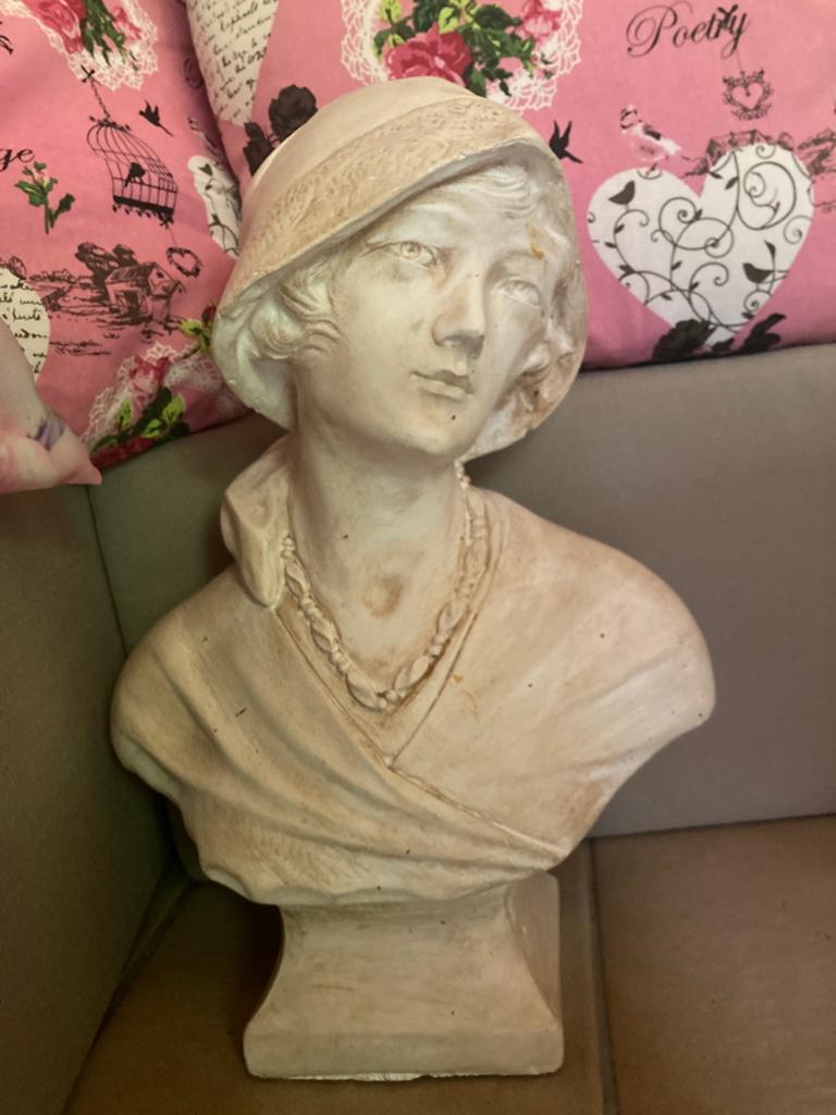 Exclusieve Grote Buste Romantische Vrouw (51 cm) + Kussenset, Ophalen