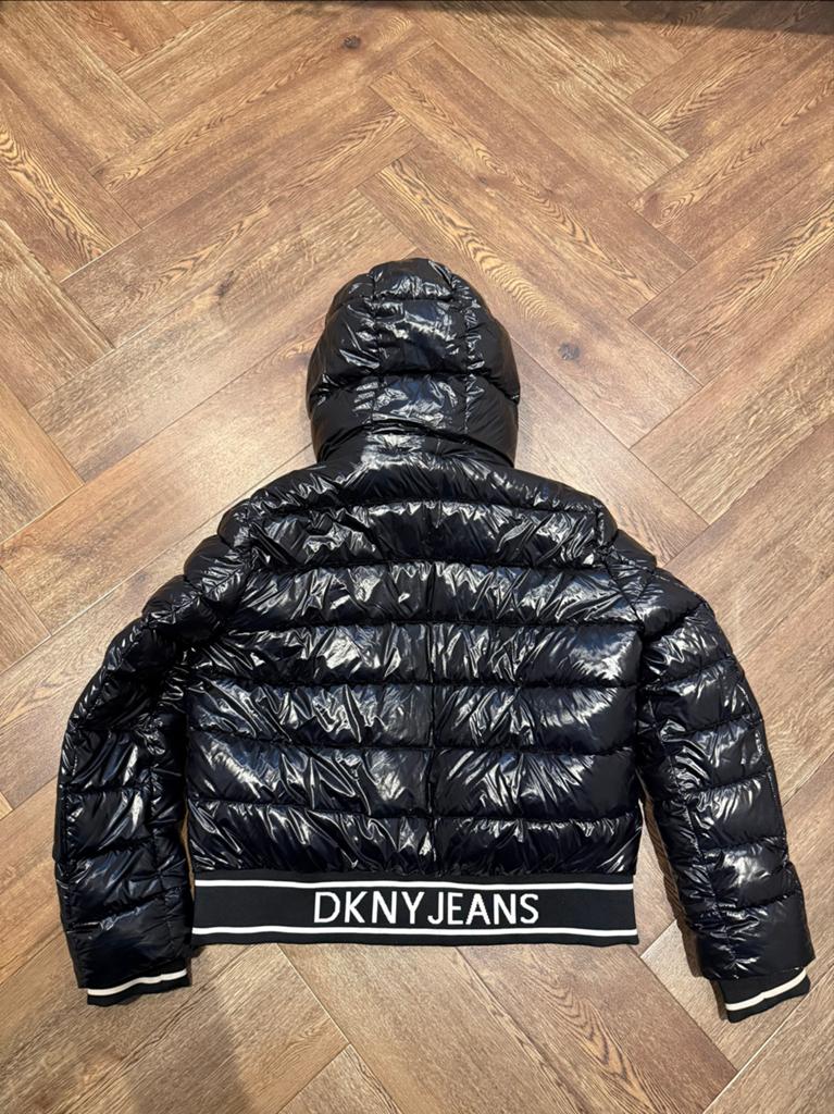 DKNY Jeans Zwarte Glanzende Puffer Jas Maat L, Kleding | Dames, Jassen | Winter, Ophalen of Verzenden, Zo goed als nieuw, Maat 42/44 (L)