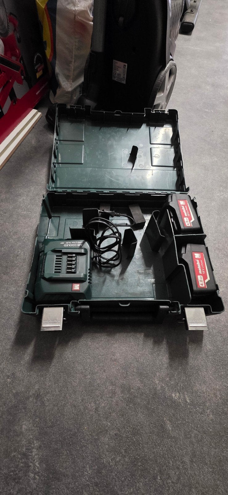 Metabo lader met 2 accu's, Doe-het-zelf en Verbouw, Gereedschap | Machine-onderdelen en Toebehoren, Ophalen, Zo goed als nieuw