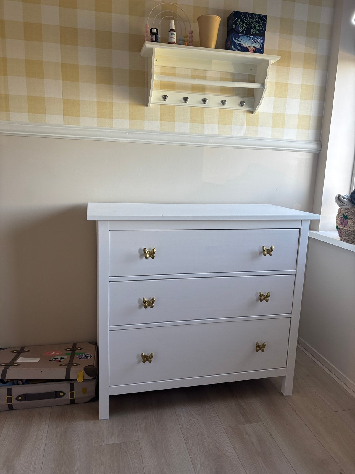 IKEA HEMNES ladekast / commode wit met gouden vlinderknop, Kinderen en Baby's, Kinderkamer | Commodes en Kasten, Ophalen, 50 tot 70 cm