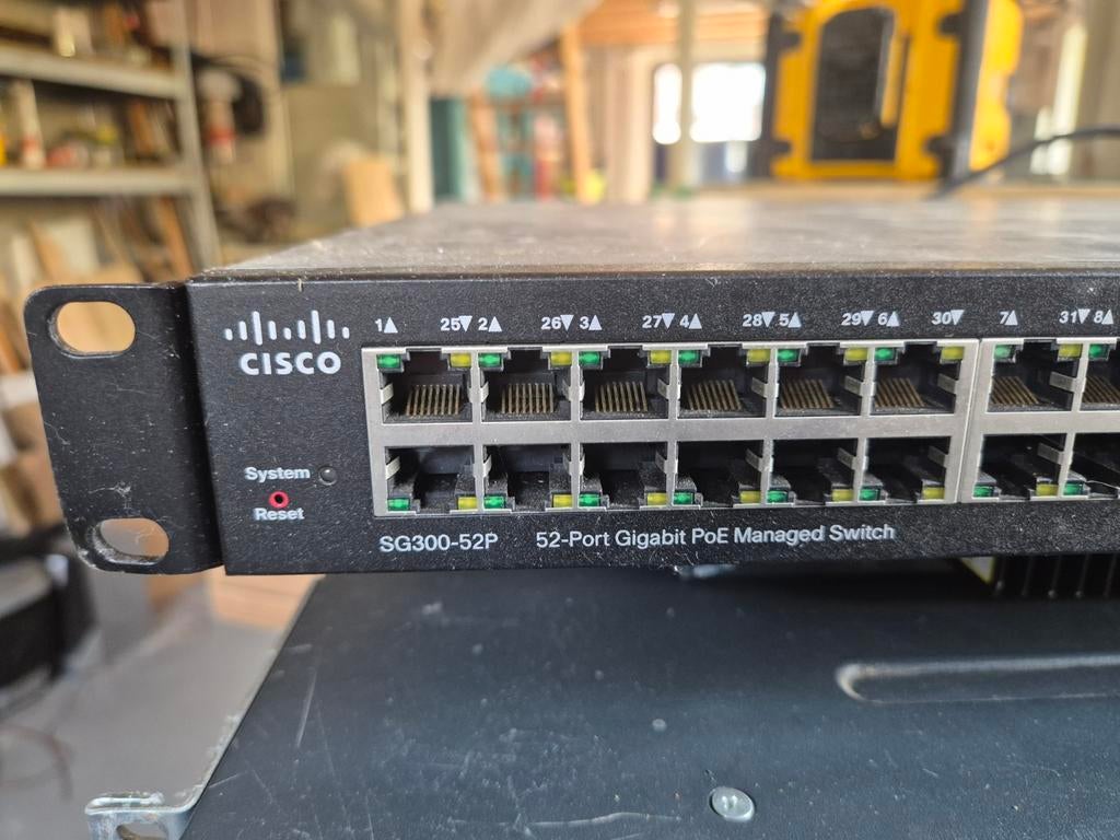 Cisco SG300-52P Switch met klein defect, Computers en Software, Netwerk switches, Ophalen of Verzenden