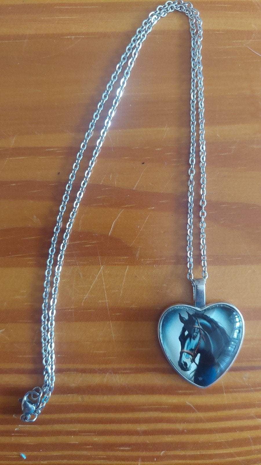 Hartvormige ketting met paardenafbeelding, Overige materialen, Gebruikt, Ophalen of Verzenden, Zilver