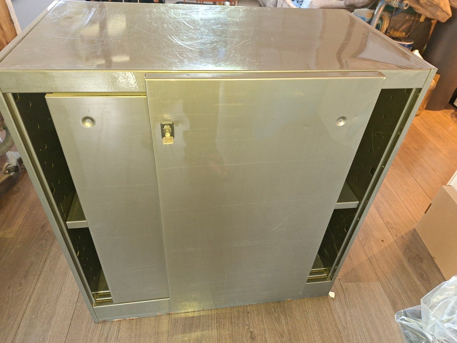 Metalen kast met schuifdeuren en slot, Ophalen, Gebruikt