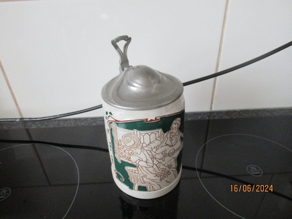 MOOIE BIERPUL MET TINNEN DEKSEL+ TEKST+ GITARIST-ART DECO, Antiek en Kunst, Antiek | Keramiek en Aardewerk, Ophalen of Verzenden