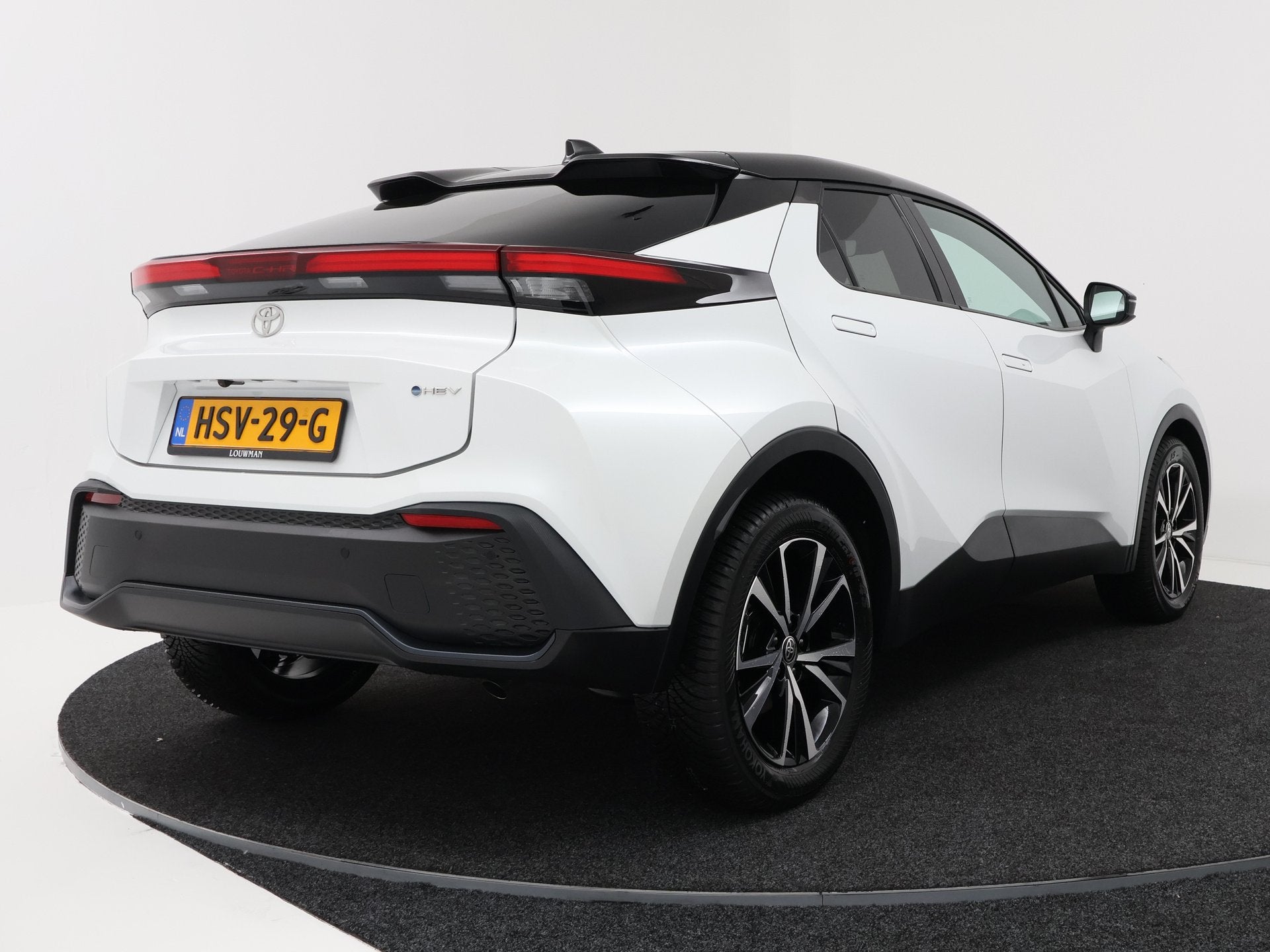 Toyota C-HR 1.8 Hybrid 140 Dynamic | Navigatie | PDC |, 12 maanden, Stof, 725 kg, 4 cilinders