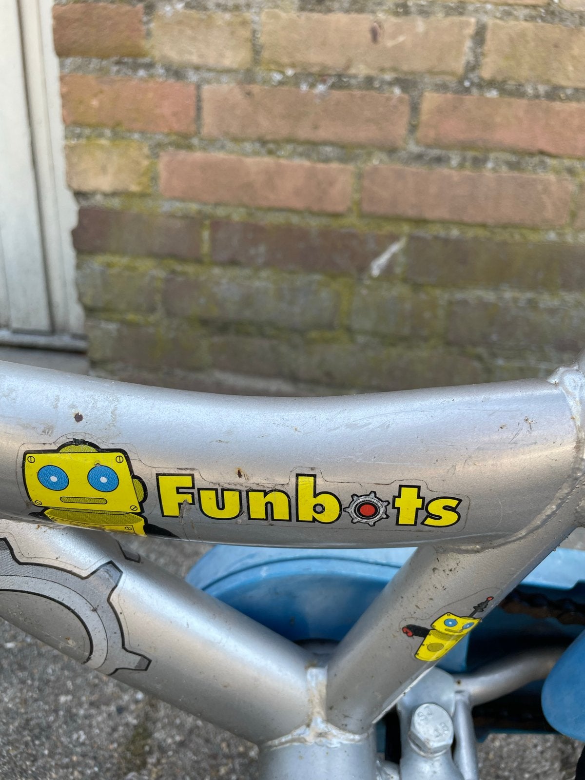 Funbots kinderfiets met zijwieltjes, Fietsen en Brommers, Ophalen, Terugtraprem, Zijwieltjes, Gebruikt