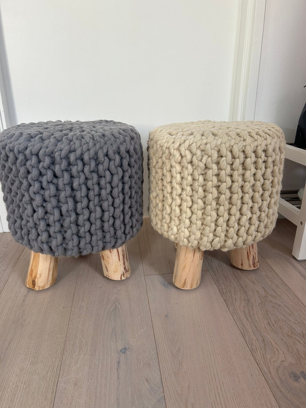 Wit en grijs krukje, Huis en Inrichting, Banken | Voetenbanken en Poefen, Ophalen of Verzenden, Rond, Minder dan 50 cm, Minder dan 50 cm