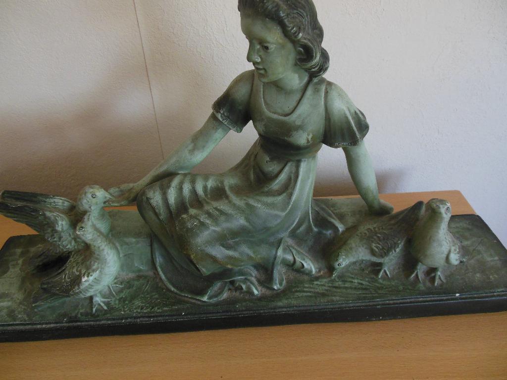 Art deco beeld van vrouw met 4 duiven, Antiek en Kunst, Ophalen, Art deco, Gips, 20 - 50 cm