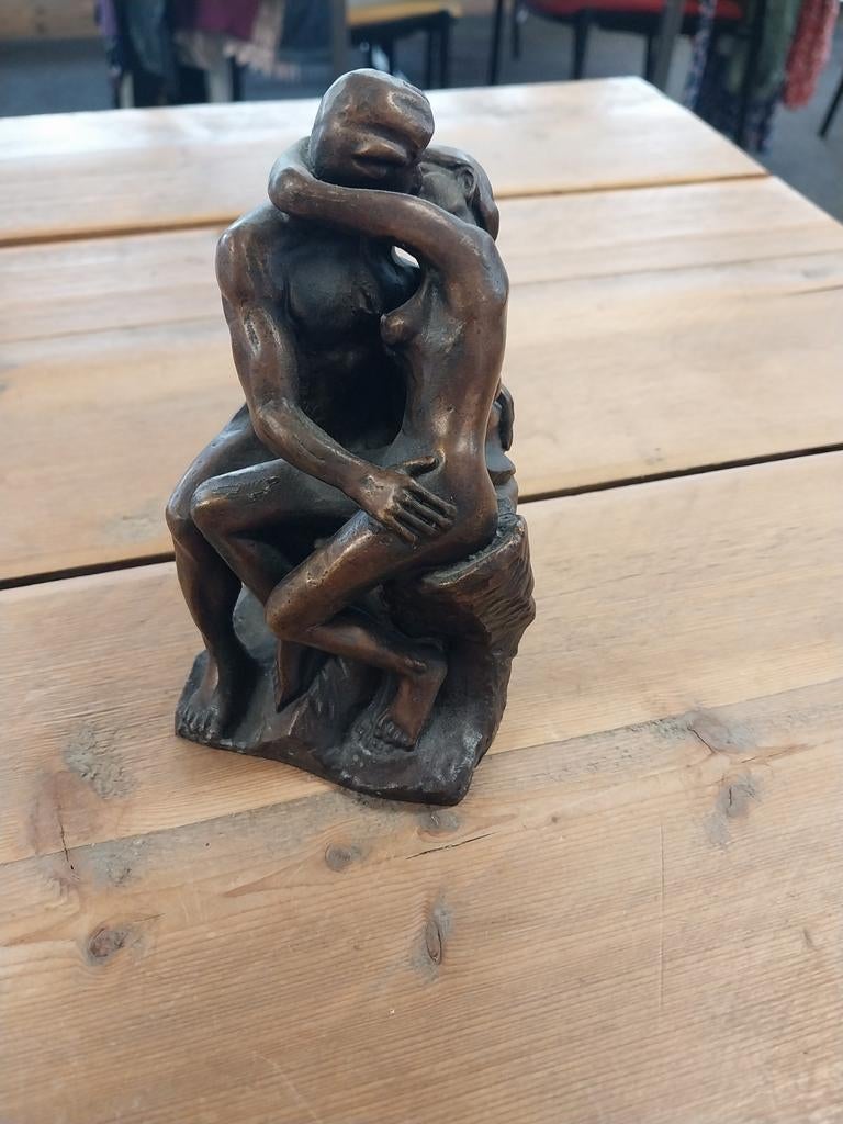 Bronzen beeldje zoenend echtpaar, Ophalen of Verzenden, Zo goed als nieuw, Mens