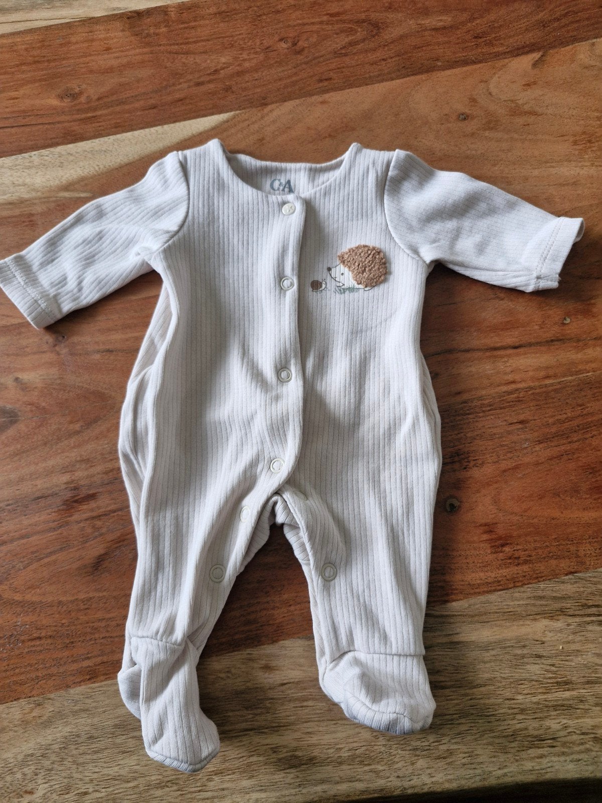 Beige pakje met egel en voetjes maat 44, C&A baby, Jongetje of Meisje, Onbekend, Ophalen of Verzenden