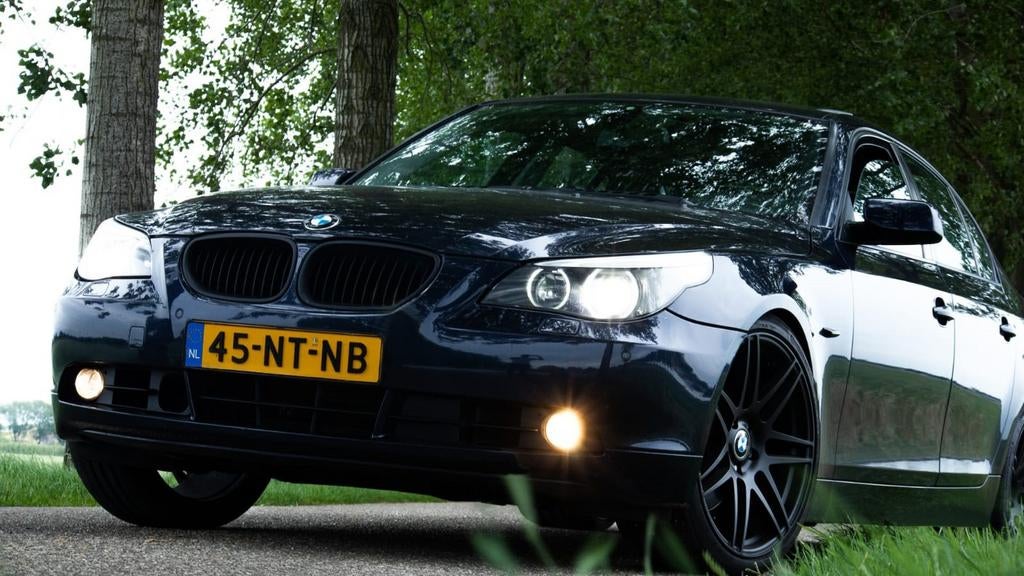 BMW 5-Serie 4.4 I 545 AUT 2004 Blauw, Automaat, Achterwielaandrijving, 1610 kg, 2000 kg