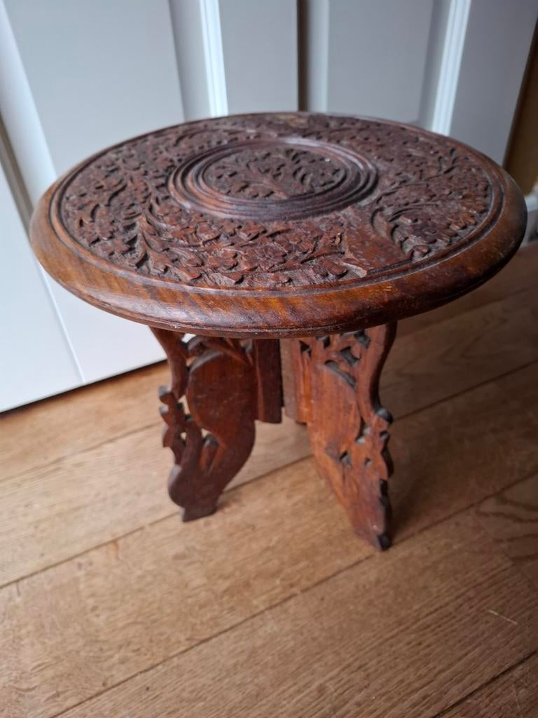Houten krukje / bijzettafel met houtsnijwerk, Ophalen of Verzenden