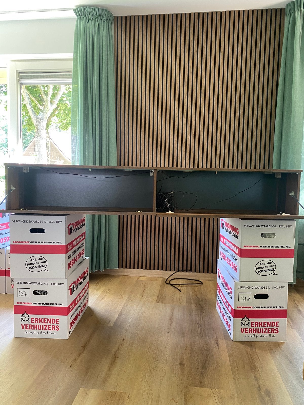 Tv meubel hangend met led verlichting, Huis en Inrichting, Kasten | Televisiemeubels, Ophalen, 150 tot 200 cm, Zo goed als nieuw