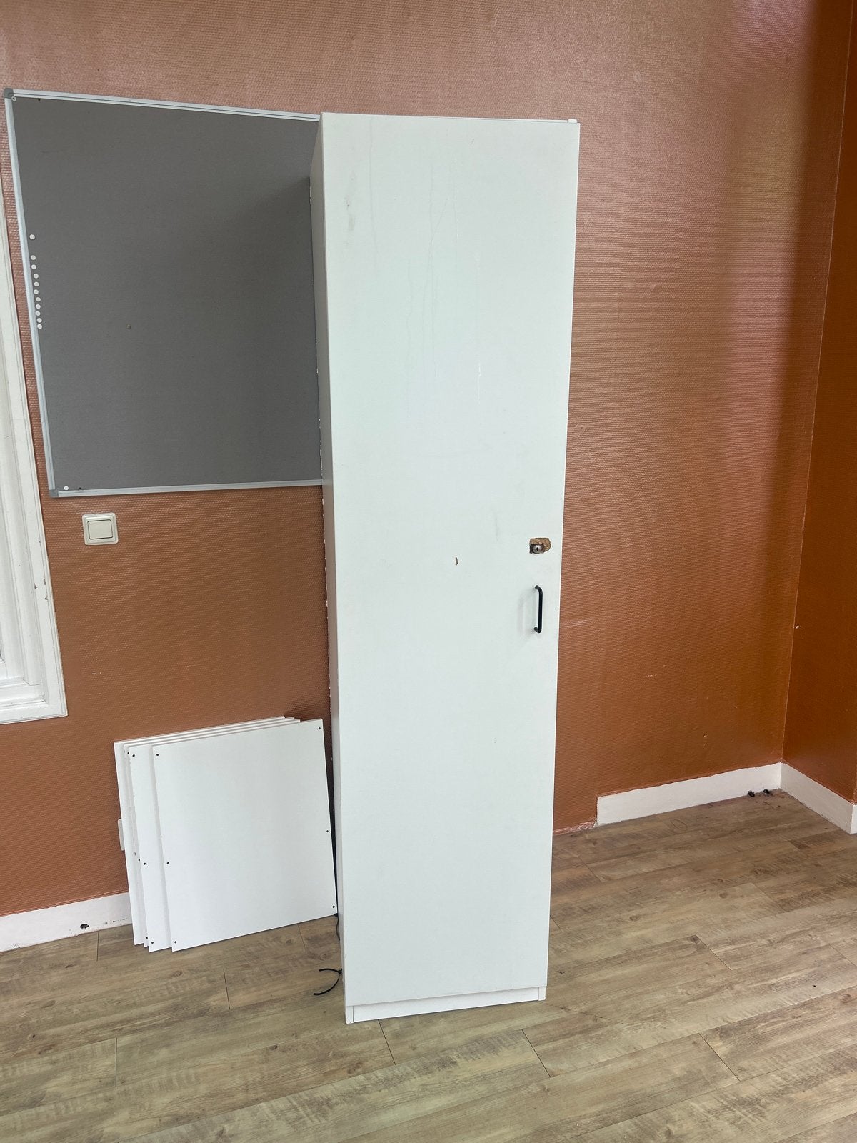 Witte smalle kast met deur, Huis en Inrichting, Kasten | Kledingkasten, Ophalen, Minder dan 50 cm, Gebruikt, 150 tot 200 cm