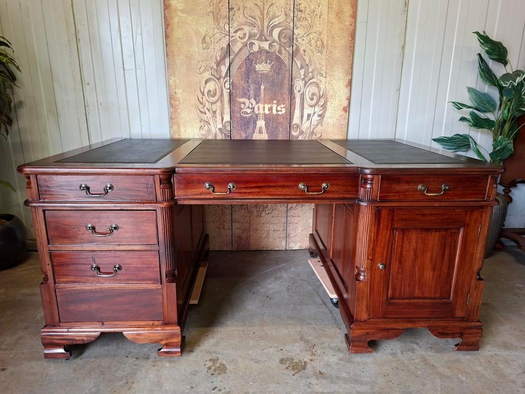 Klassiek Engels bureau, schrijftafel, desk met lederen inleg
